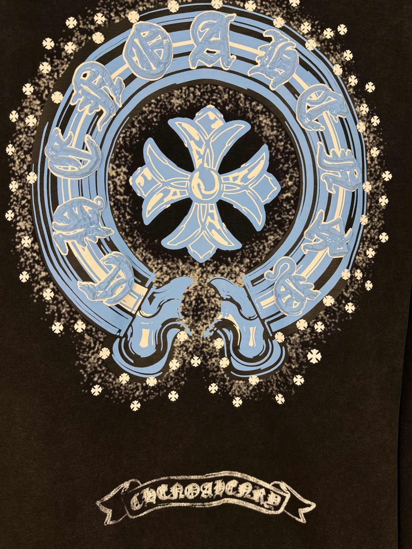 P260 top version, real shot without P, ​​different from market currency) 𝗖𝗵𝗿𝗼𝗺𝗲 𝗛𝗲𝗮𝗿𝘁𝘀/Croxin 2025 3D three-dimensional autumn and winter new original single counter American laser burnt 3D offset printing couple casual sweatshirt 👑The highest version! Customized fabric 430g tripe terry fabric! American acid washed distressed original denim with burnt flowers ✟appliqué embroidery and exquisite embroidery of letters! The best-selling model in the counter, very comfortable to wear. Accessories: original molded and authenticated collar label➕100% silk wash label. Genuine purchase-grade original hangtag➕matching hanging rope➕3D hanging beads➕original packaging bag. Craftsmanship: The original version has consistent wiring! The highest version of the armhole matching technique! Color: Gray Black Size: S M L XL Style No.: 9312